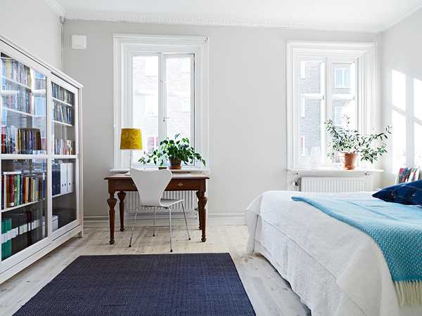 белая спальня со столиком и комодом