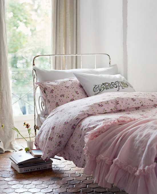 розовое постельное белье в цветочек