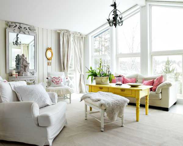белая гостинная желтый стол и диван