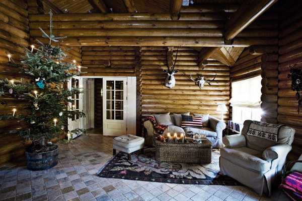 гостиная с елкой в деревяном доме