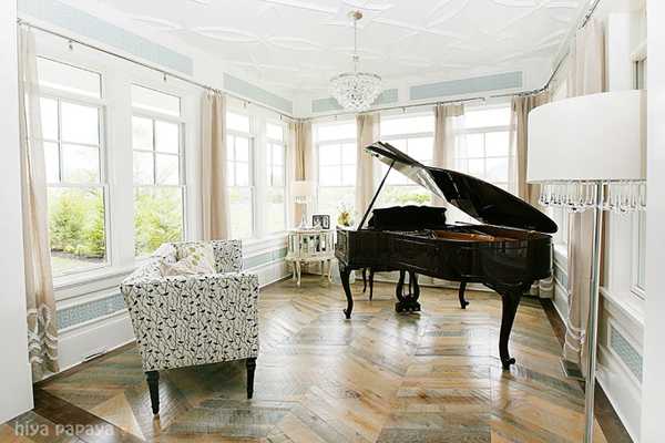 пианино или рояль в интерьере
