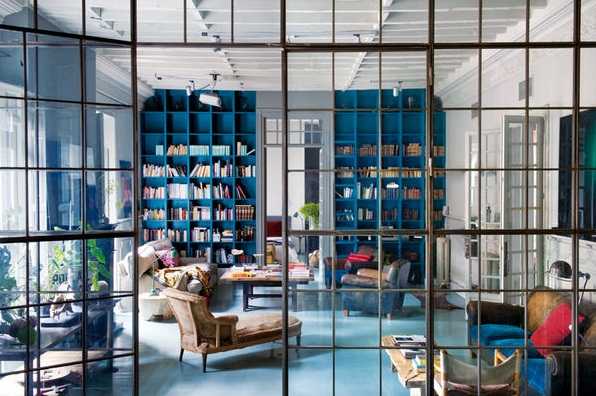 голубая библиотека в интерьере