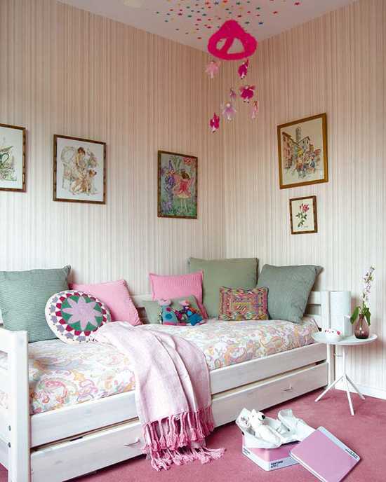 спальня в розовом с диваном