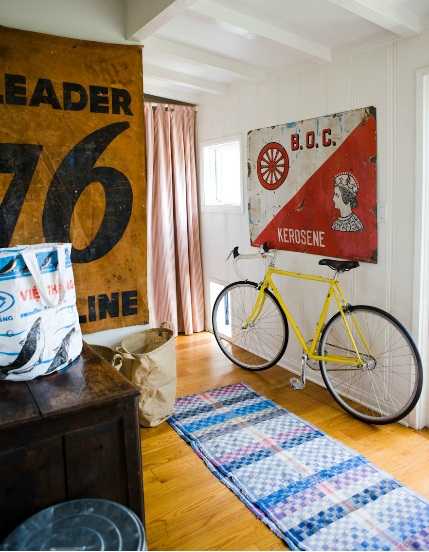 велосипед в комнате в интерьере
