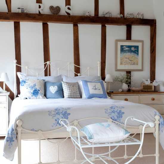 прелестная спальня с голубыми подушками