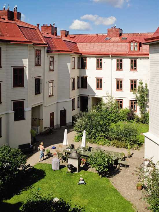 уютный дворик жилого дома в Швеции