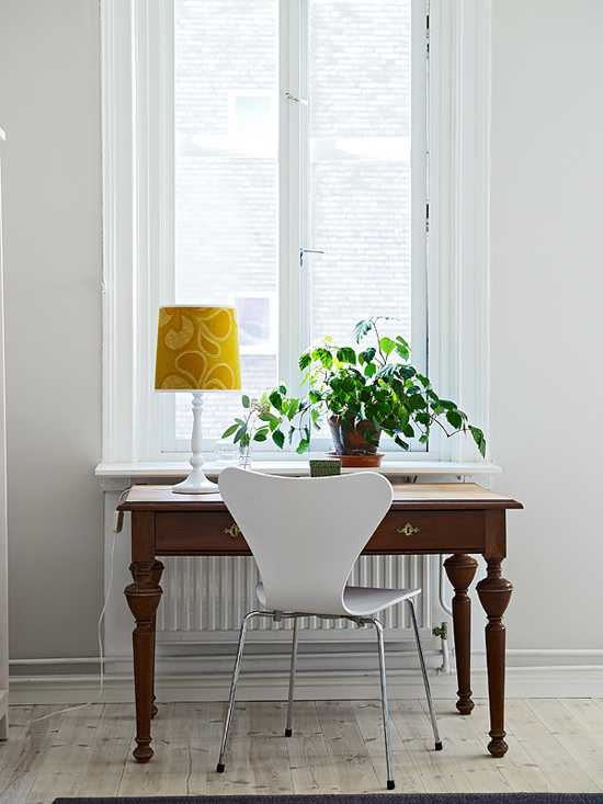 столик с вазоном у окна