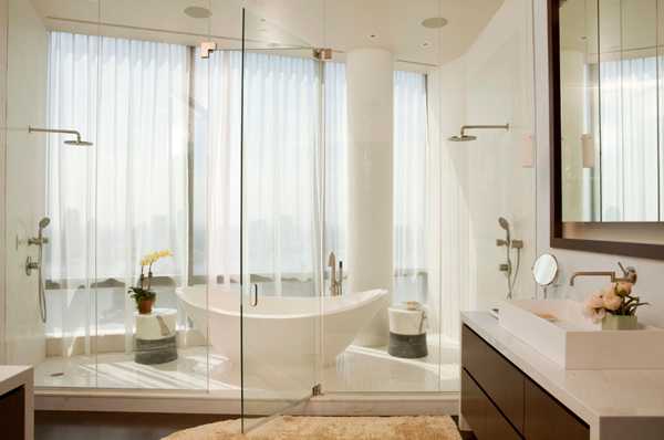 изумительная белая ванная комната с видом