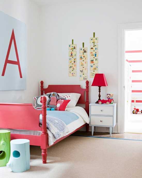 детская комната с красной кроватью