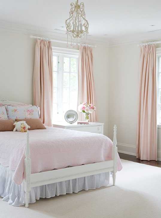 красивая спальня в нежно розовых тонах