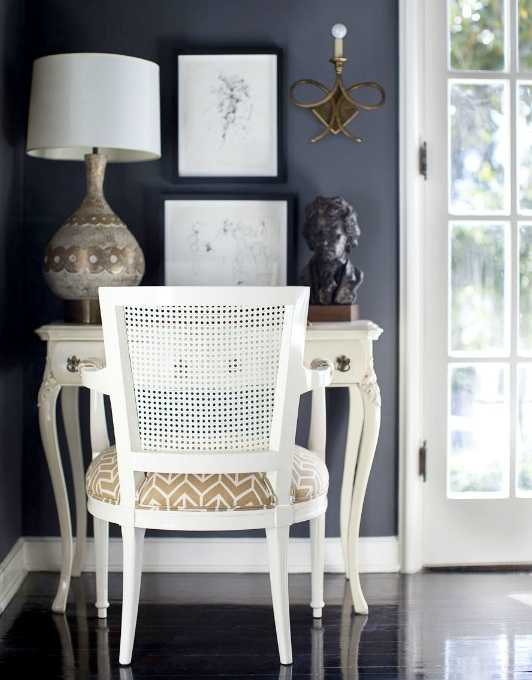 темно синяя стена в интерьере и белое кресло