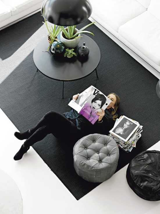 девушка с журналом на полу, черный ковер