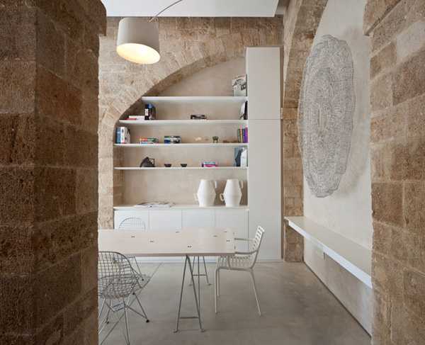 минималистическая кухня с каменной стеной