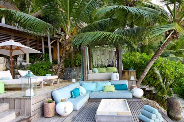 терасса с диванами на тропическом острове