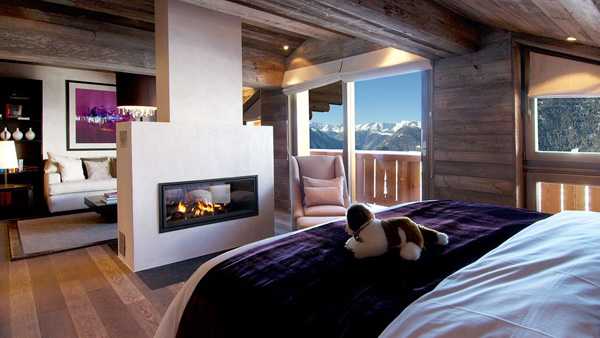 номер в швейцарском отеле с видом на горы Альпы