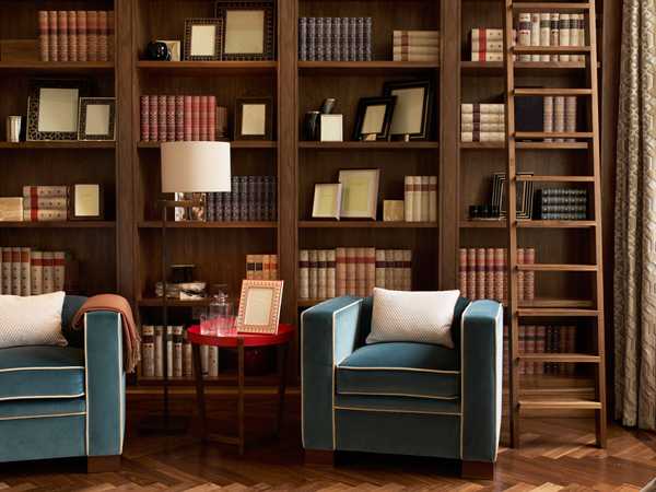 современная библиотека в интерьере интересные кресла