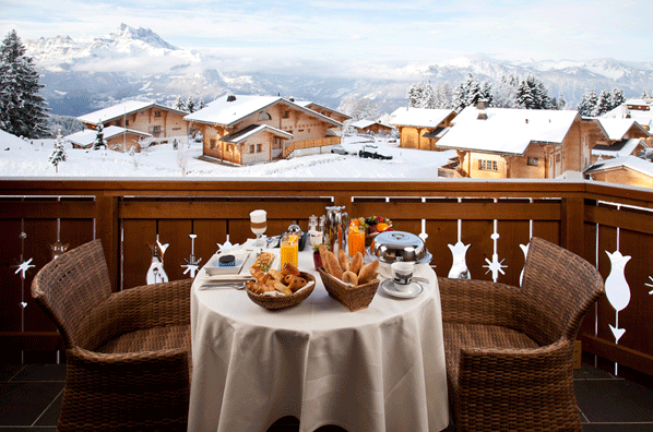 завтрак в Швейцарии с видом на горы