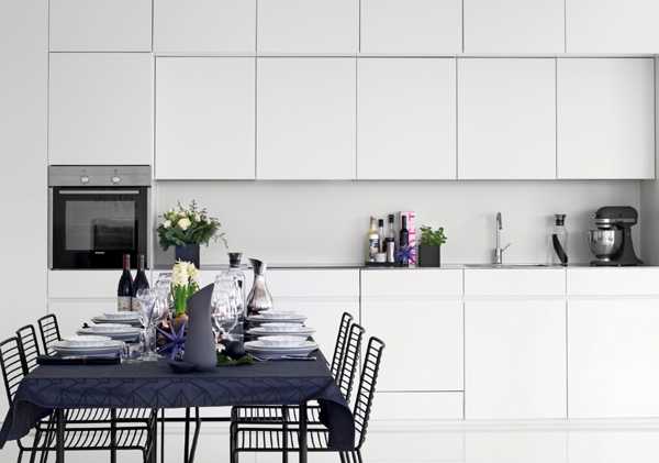 стильная черная скатерть на белой кухне
