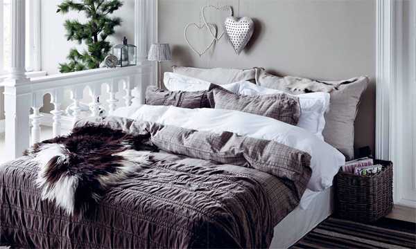 красивая кровать и белье, зелень в спальной