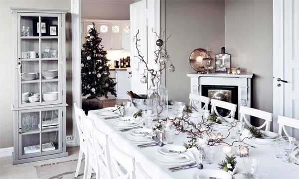 праздничный обеденный стол белый и сервировка к новому году снандинавский стиль