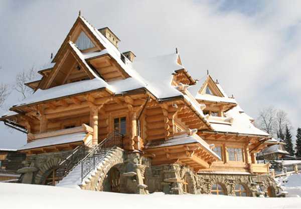 деревянный дом зимой