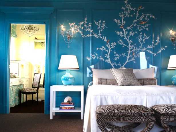 ярко синие стены в спальне