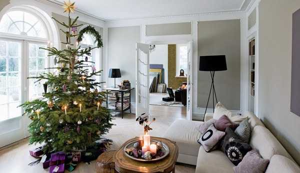 новогодний интерьер гостиной с елкой