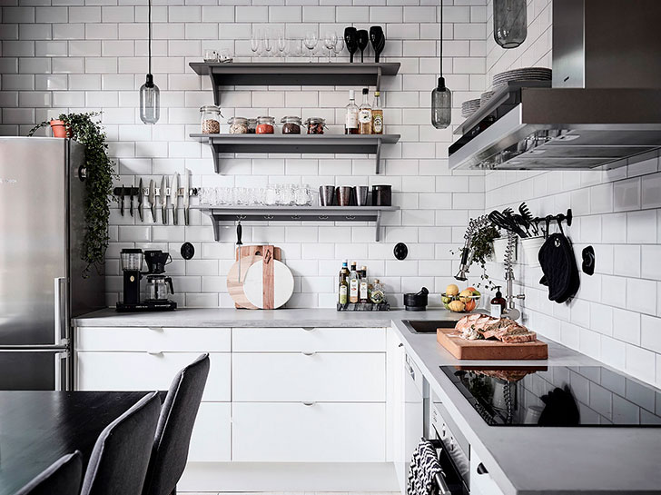Прекрасный современный интерьер с фаянсовой печью в Швеции