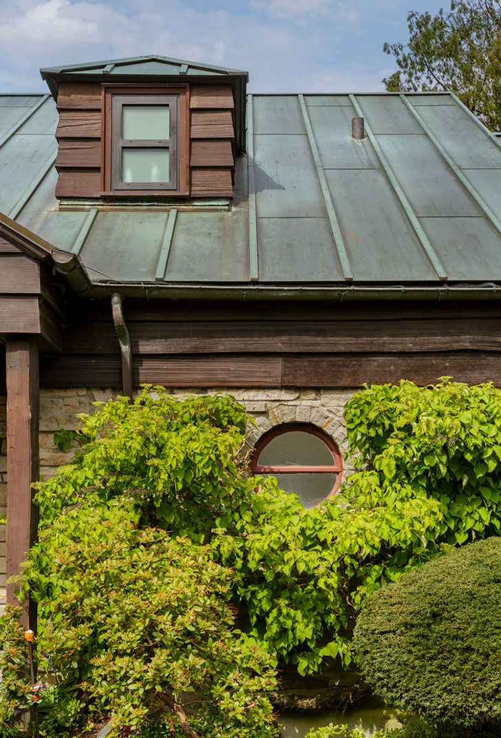 Внешность обманчива: стильный интерьер в старом деревянном доме в США