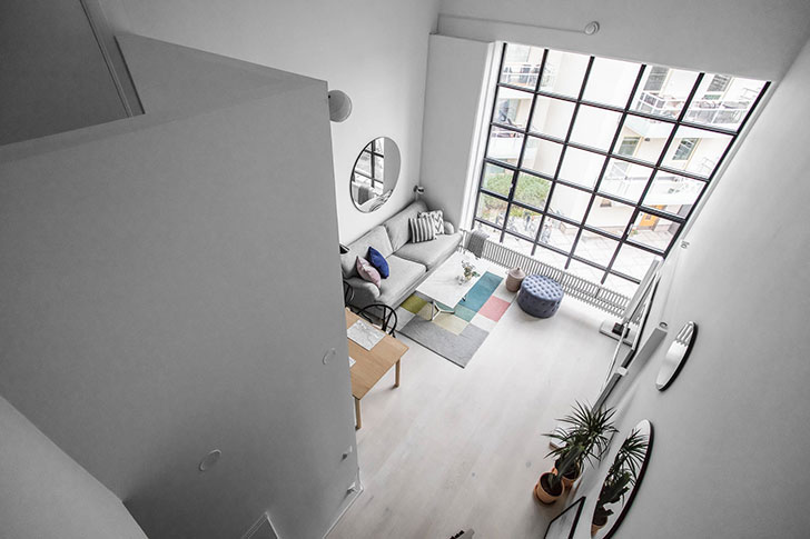 Небольшая квартира с огромным окном в Стокгольме (52 кв. м)