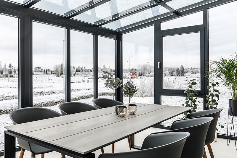 Дом в Швеции с большими окнами и стеклянной террасой (176 кв. м)