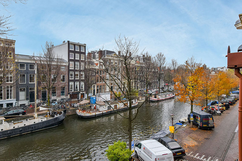 Панорамные окна и терраса на крыше: квартира с видом на канал в Амстердаме