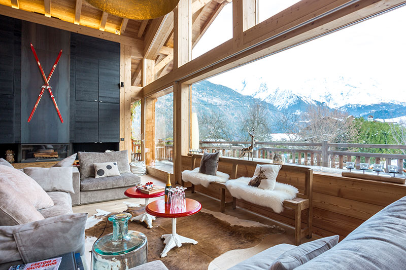 Интересное современное шале с красными лыжами и панорамным окном в Альпах