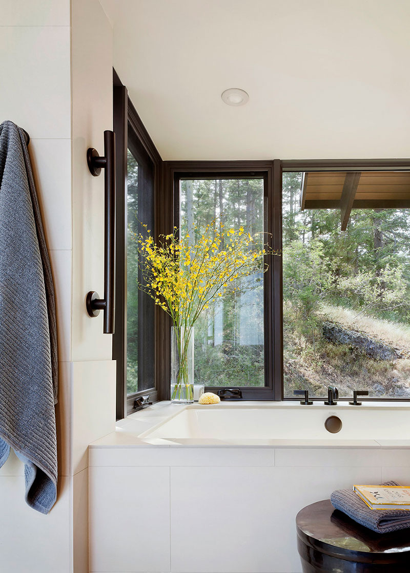 Собственный причал и ванная с видом на лес: загородный дом в США