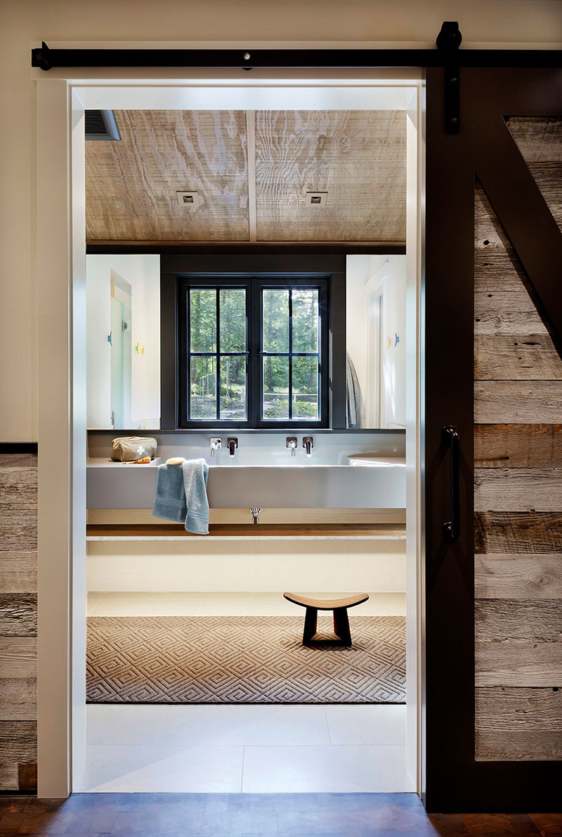 Собственный причал и ванная с видом на лес: загородный дом в США