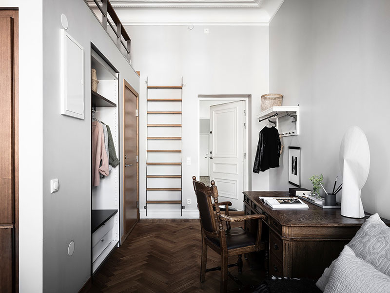 Очень компактная квартира с антресольной спальней в Швеции (26 кв. м)