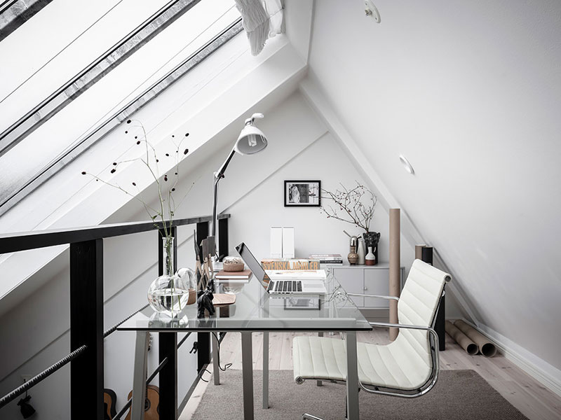 Гостиная с подиумом и кабинет на антресоли: интерьер светлой квартиры в Швеции