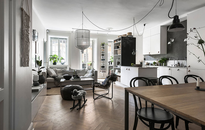 Черный и бежевый: интересное сочетание для уютной квартиры в Стокгольме