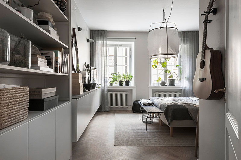 Черный и бежевый: интересное сочетание для уютной квартиры в Стокгольме