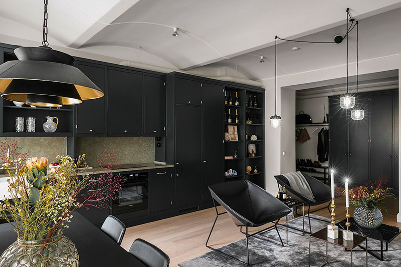 Шведская квартира с черной кухней и большими окнами в спальне (91 кв. м)
