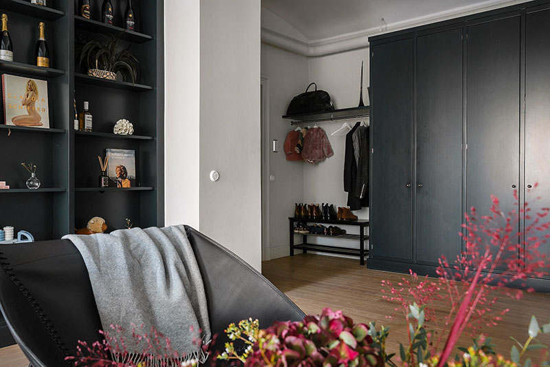 Шведская квартира с черной кухней и большими окнами в спальне (91 кв. м)