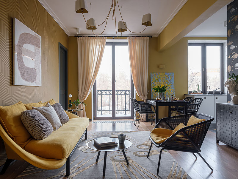 Квартира дизайнера в желтых оттенках с интересными обоями в Москве (65 кв. м)