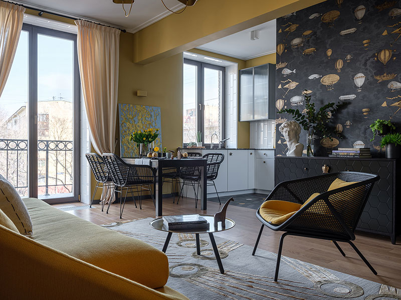 Квартира дизайнера в желтых оттенках с интересными обоями в Москве (65 кв. м)