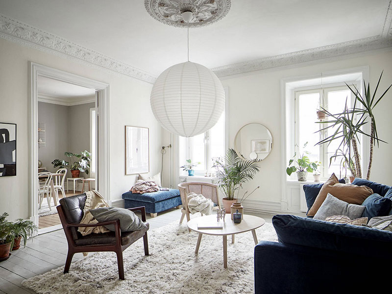 Шведская квартира с синим диваном и фаянсовой печью