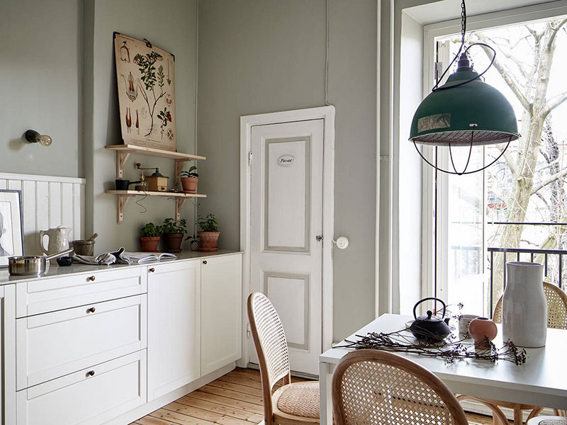 Шведская квартира с синим диваном и фаянсовой печью