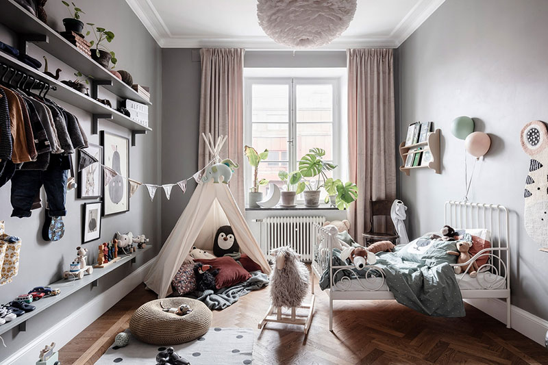 Творческая атмосфера и золотая ванна: квартира для семьи в Швеции
