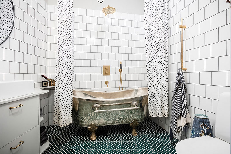 Творческая атмосфера и золотая ванна: квартира для семьи в Швеции