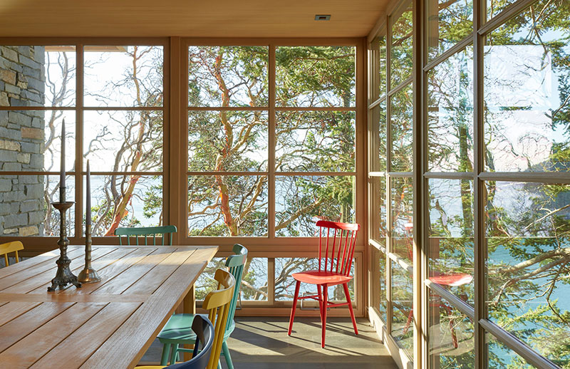 Потрясающий современный дом на холме у озера в США