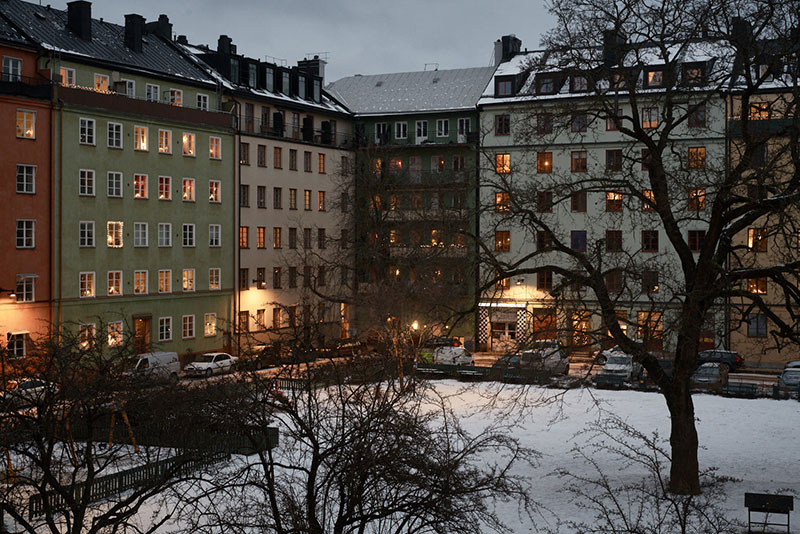 Цветочные обои и естественные оттенки: уютный «натуральный» интерьер в Стокгольме