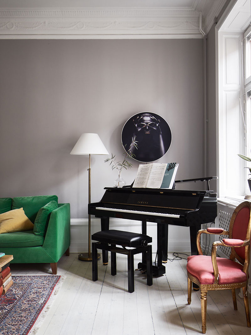 Стильная шведская квартира в прохладных тонах с классическими нотками